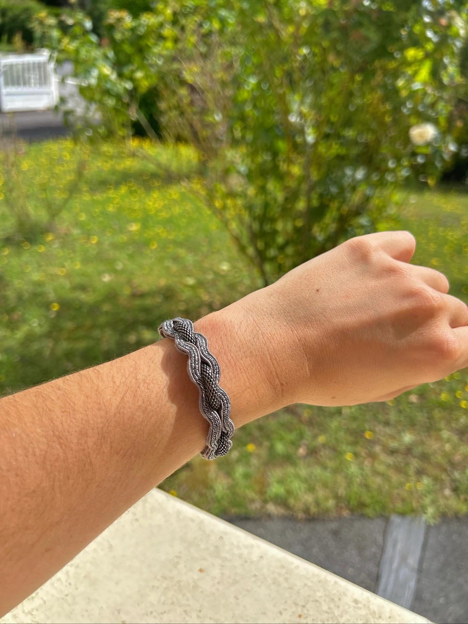 Licht aanpasbare grijze metallic verweven armband Dori Csengeri – photo 12